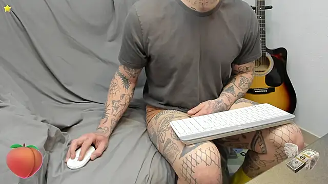 Snapshot of layneinchains chatting on 02-16-26, 02:48 layneinchains online show from 02-16-26, 02:48