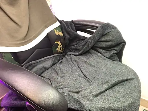 Snapshot of layneinchains chatting on 10-13-25, 07:54 layneinchains online show from 10-13-25, 07:54