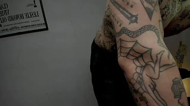 Snapshot of layneinchains chatting on 10-26-25, 04:02 layneinchains online show from 10-26-25, 04:02