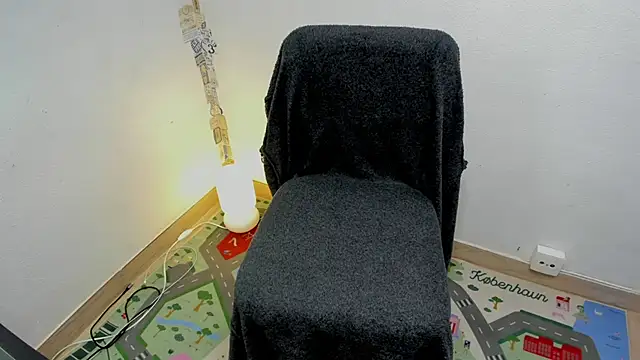 Snapshot of layneinchains chatting on 11-09-25, 10:19 layneinchains online show from 11-09-25, 10:19