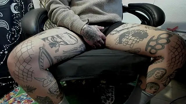 Snapshot of layneinchains chatting on 03-18-25, 11:44 layneinchains online show from 03-18-25, 11:44