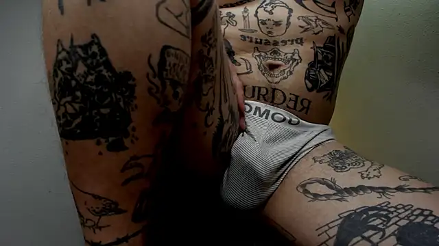 Snapshot of layneinchains chatting on 10-04-25, 11:12 layneinchains online show from 10-04-25, 11:12