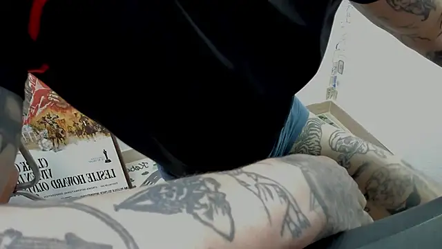 Snapshot of layneinchains chatting on 10-10-25, 10:38 layneinchains online show from 10-10-25, 10:38