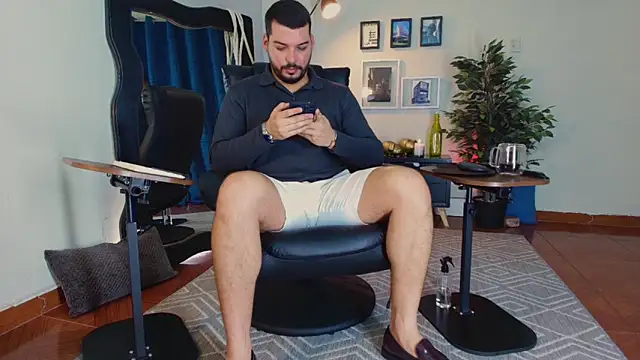 Snapshot of HenryBenso chatting on 06-08-26, 12:06 HenryBenso online show from 06-08-26, 12:06