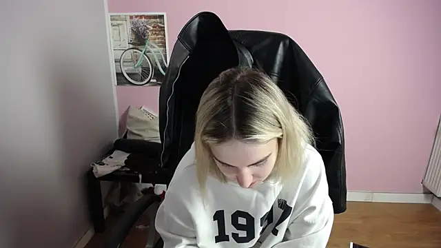 Snapshot of viktoria_lovely chatting on 05-08-26, 06:06 viktoria lovely online show from 05-08-26, 06:06