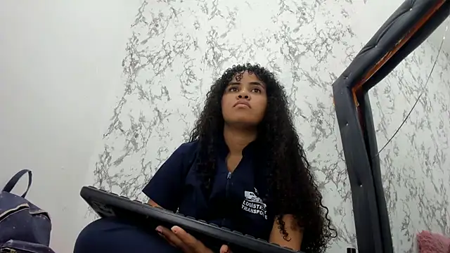 Snapshot of makena18 chatting on 10-19-25, 01:47 makena18 online show from 10-19-25, 01:47