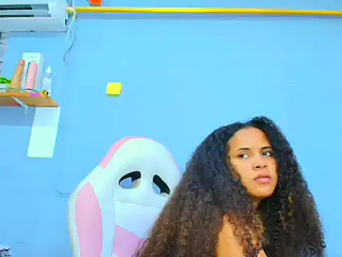 Snapshot of makena18 chatting on 02-01-25, 12:37 makena18 online show from 02-01-25, 12:37