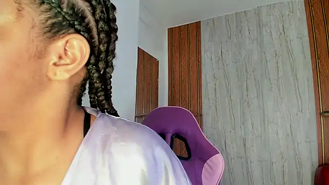 Snapshot of Alika01 chatting on 10-04-25, 01:45 Alika01 online show from 10-04-25, 01:45