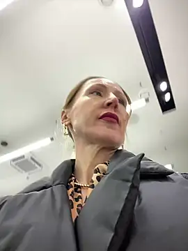 Snapshot of LauraDavis chatting on 01-15-25, 04:32 LauraDavis online show from 01-15-25, 04:32