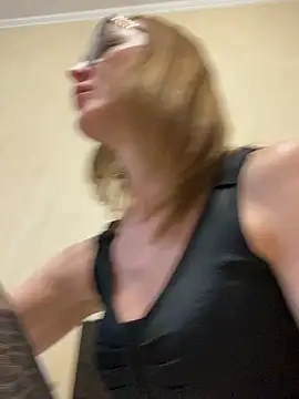 Snapshot of LauraDavis chatting on 04-25-26, 04:15 LauraDavis online show from 04-25-26, 04:15