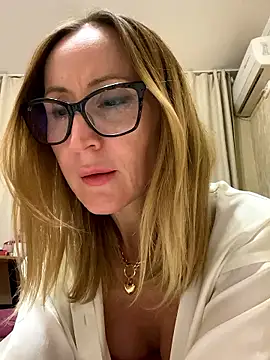 Snapshot of LauraDavis chatting on 01-14-26, 04:43 LauraDavis online show from 01-14-26, 04:43