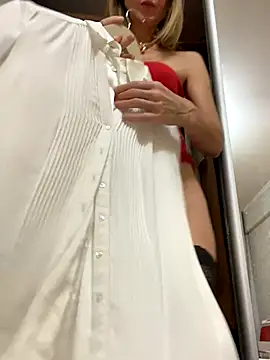 Snapshot of LauraDavis chatting on 12-03-25, 07:35 LauraDavis online show from 12-03-25, 07:35