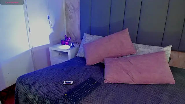 Snapshot of JulianaMiller chatting on 02-20-26, 11:28 JulianaMiller online show from 02-20-26, 11:28