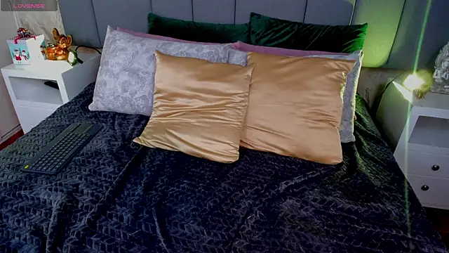 Snapshot of JulianaMiller chatting on 12-05-25, 12:21 JulianaMiller online show from 12-05-25, 12:21