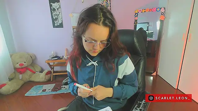 Snapshot of Scarletleon77 chatting on 02-18-25, 04:14 Scarletleon77 online show from 02-18-25, 04:14