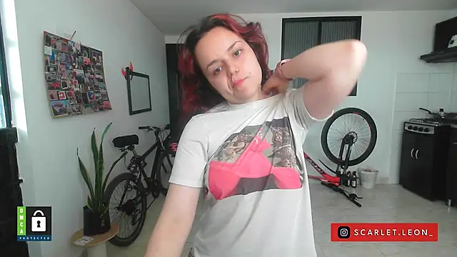 Snapshot of Scarletleon77 chatting on 09-29-25, 04:34 Scarletleon77 online show from 09-29-25, 04:34