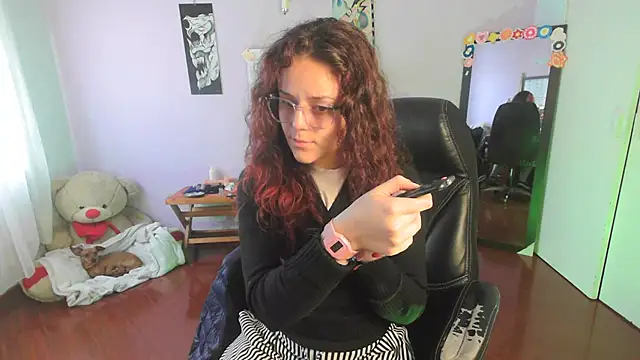 Snapshot of Scarletleon77 chatting on 02-24-25, 05:20 Scarletleon77 online show from 02-24-25, 05:20