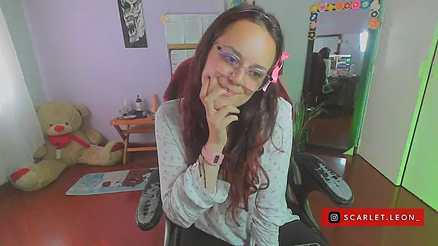 Snapshot of Scarletleon77 chatting on 02-17-25, 06:39 Scarletleon77 online show from 02-17-25, 06:39
