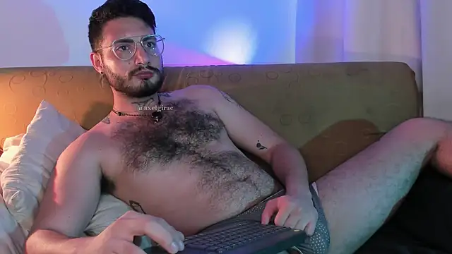 axel giracr online show from 06-19-26, 08:14