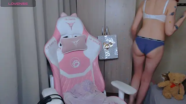 Snapshot of LeahGottty chatting on 10-09-25, 10:32 LeahGottty online show from 10-09-25, 10:32