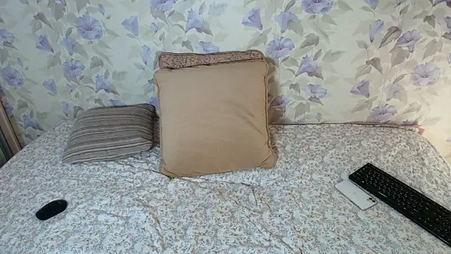 Louise Lavender online show from 06-25-26, 01:58