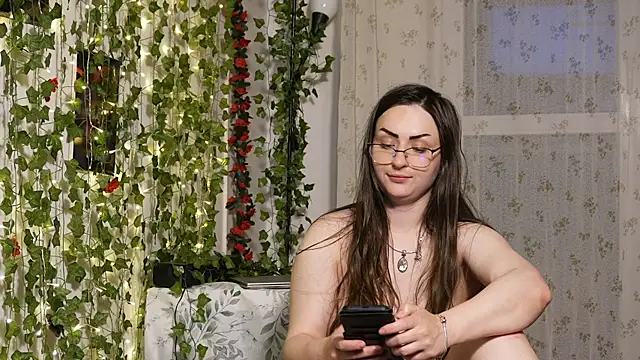 Snapshot of NaughtYHomemadE chatting on 05-17-26, 06:52 NaughtYHomemadE online show from 05-17-26, 06:52