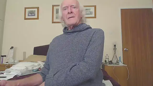 Snapshot of WaverlyKernow chatting on 02-26-25, 04:05 WaverlyKernow online show from 02-26-25, 04:05