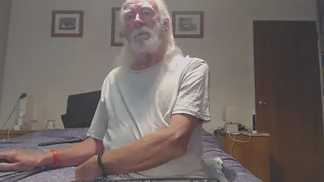 Snapshot of WaverlyKernow chatting on 06-18-26, 11:26 WaverlyKernow online show from 06-18-26, 11:26