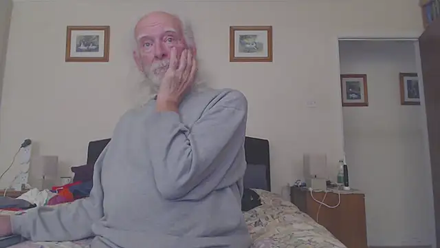 Snapshot of WaverlyKernow chatting on 05-19-26, 01:40 WaverlyKernow online show from 05-19-26, 01:40