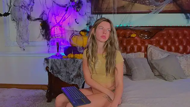 Real Tini online show from 10-28-25, 06:12