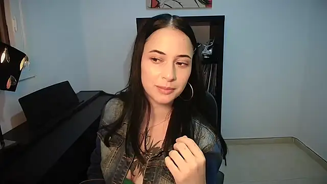 Snapshot of Windy_butterfly chatting on 09-28-25, 05:53 Windy butterfly online show from 09-28-25, 05:53