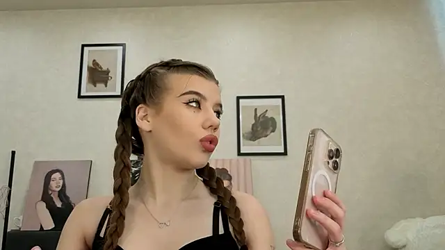Snapshot of dolly_ll chatting on 05-31-26, 01:28 dolly ll online show from 05-31-26, 01:28