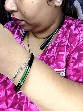 Snapshot of Ravina_patil1 chatting on 10-31-25, 12:35 Ravina patil1 online show from 10-31-25, 12:35