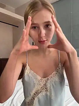 LunaRase online show from 02-19-26, 06:54