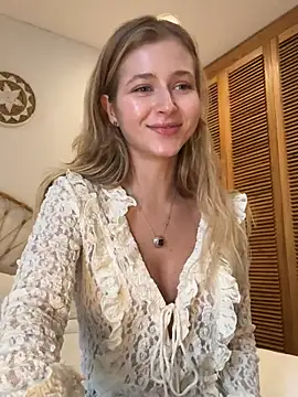 Snapshot of LunaRase chatting on 03-08-25, 06:54 LunaRase online show from 03-08-25, 06:54