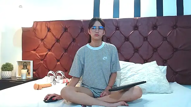 Snapshot of MelodyMansson chatting on 02-20-25, 08:03 MelodyMansson online show from 02-20-25, 08:03