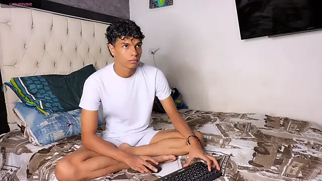 Snapshot of james_dreams_ chatting on 06-27-26, 11:44 james dreams online show from 06-27-26, 11:44