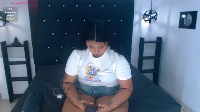 Snapshot of Mels_ chatting on 02-21-25, 01:33 Mels online show from 02-21-25, 01:33