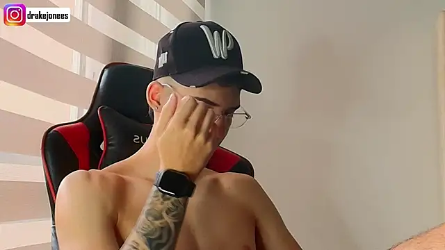 Snapshot of god_drake chatting on 11-15-25, 04:22 god drake online show from 11-15-25, 04:22