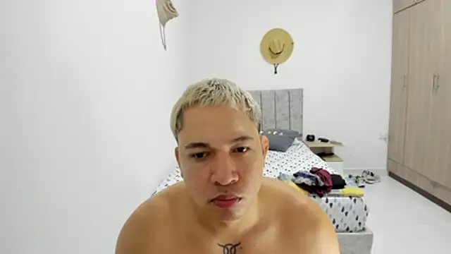 Snapshot of Valerioe chatting on 05-22-26, 03:54 Valerioe online show from 05-22-26, 03:54