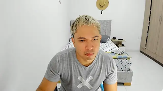 Snapshot of Valerioe chatting on 05-28-26, 08:44 Valerioe online show from 05-28-26, 08:44