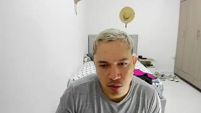 Snapshot of Valerioe chatting on 05-16-26, 03:55 Valerioe online show from 05-16-26, 03:55