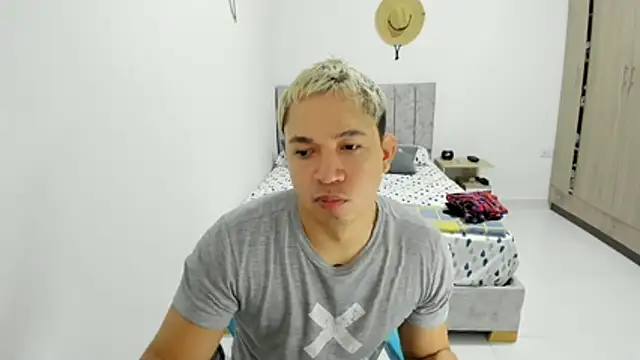 Snapshot of Valerioe chatting on 05-27-26, 08:54 Valerioe online show from 05-27-26, 08:54