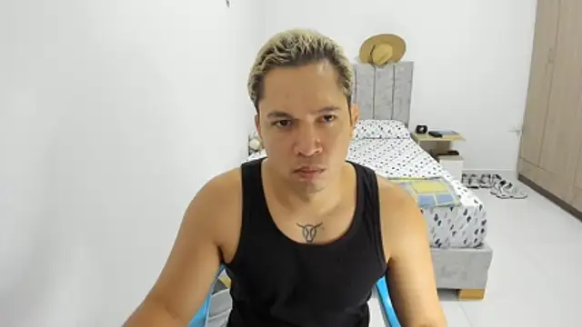 Snapshot of Valerioe chatting on 06-14-26, 02:51 Valerioe online show from 06-14-26, 02:51