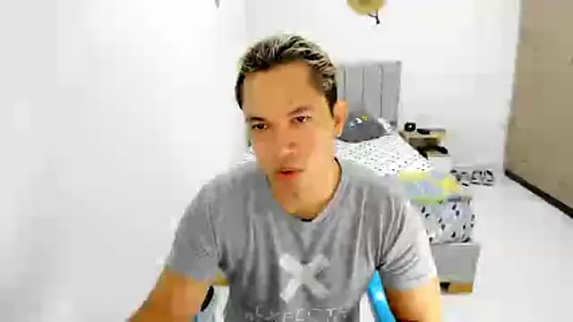 Snapshot of Valerioe chatting on 06-13-26, 02:04 Valerioe online show from 06-13-26, 02:04