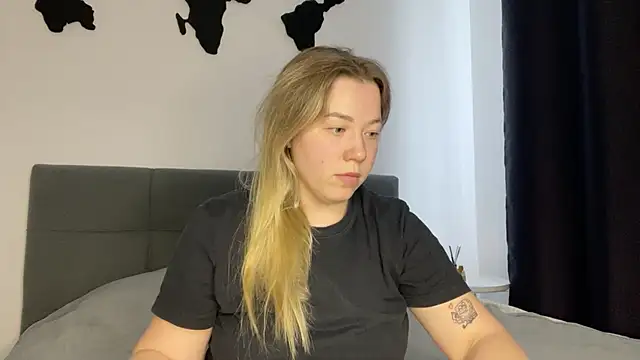 Embersweetbunny online show from 02-18-25, 02:27
