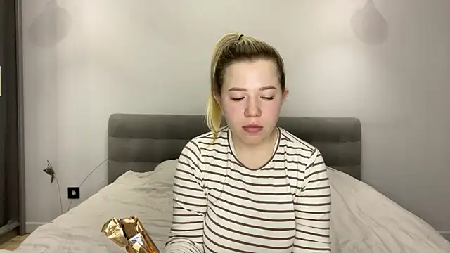 Embersweetbunny online show from 12-19-25, 06:16