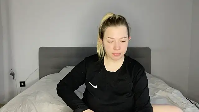 Embersweetbunny online show from 12-18-25, 07:46