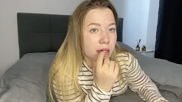 Embersweetbunny online show from 02-20-25, 02:24