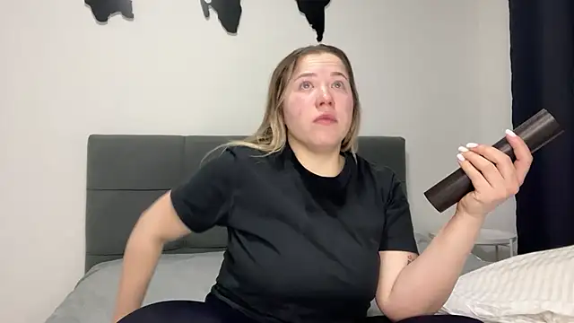 Embersweetbunny online show from 02-17-25, 07:01